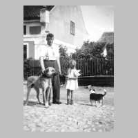 091-0004 Fritz Schlaugiess mit Tochter Sabine und den Hunden Nero und Schimbo im Sommer 1944.jpg